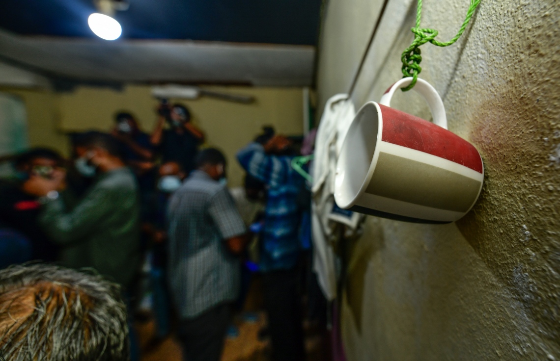 ބައެއް މީޑިއާތަކާ އެކު، ފުލުހުން ހިންގި ޑްރަގް އޮަޕަރޭޝަންގައި ބަޔަކު ފާސްކުރަން ހިފަހައްޓާފައިވާއިރު ނޫސްވެރިން އެ ސަރަހައްދުގައި ހަރަކާތްތެރިވަނީ.---ފޮޓޯ: ނިޝާން އަލީ/މިހާރު