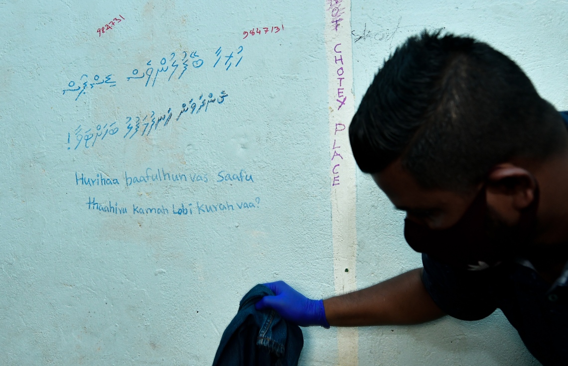 ބައެއް މީޑިއާތަކާ އެކު، ފުލުހުން ހިނގި ޑްރަގް އޮަޕަރޭޝަންގެ ތެރެއިން.---ފޮޓޯ: ނިޝާން އަލީ/މިހާރު