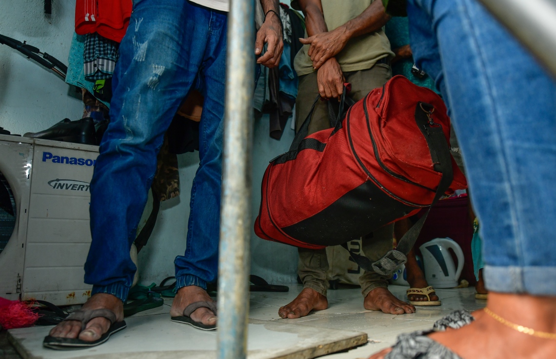 މަސްތުވާތަކެތީގެ ބޭނުންކުރާ ކަމަށް ތުހުމަތުކުރާ ގެއަކަށް، ފުލުހުންނާއެކު ދިޔައިރު  އެތަނުގައި މަސްތުވާކެތި ބޭނުން ކުރަން ތިބި ބަޔަކާ ފުލުހުން ސުވާލު ކުރަނީ.-- ފޮޓޯ: ނިޝާން އަލީ/ މިހާރު