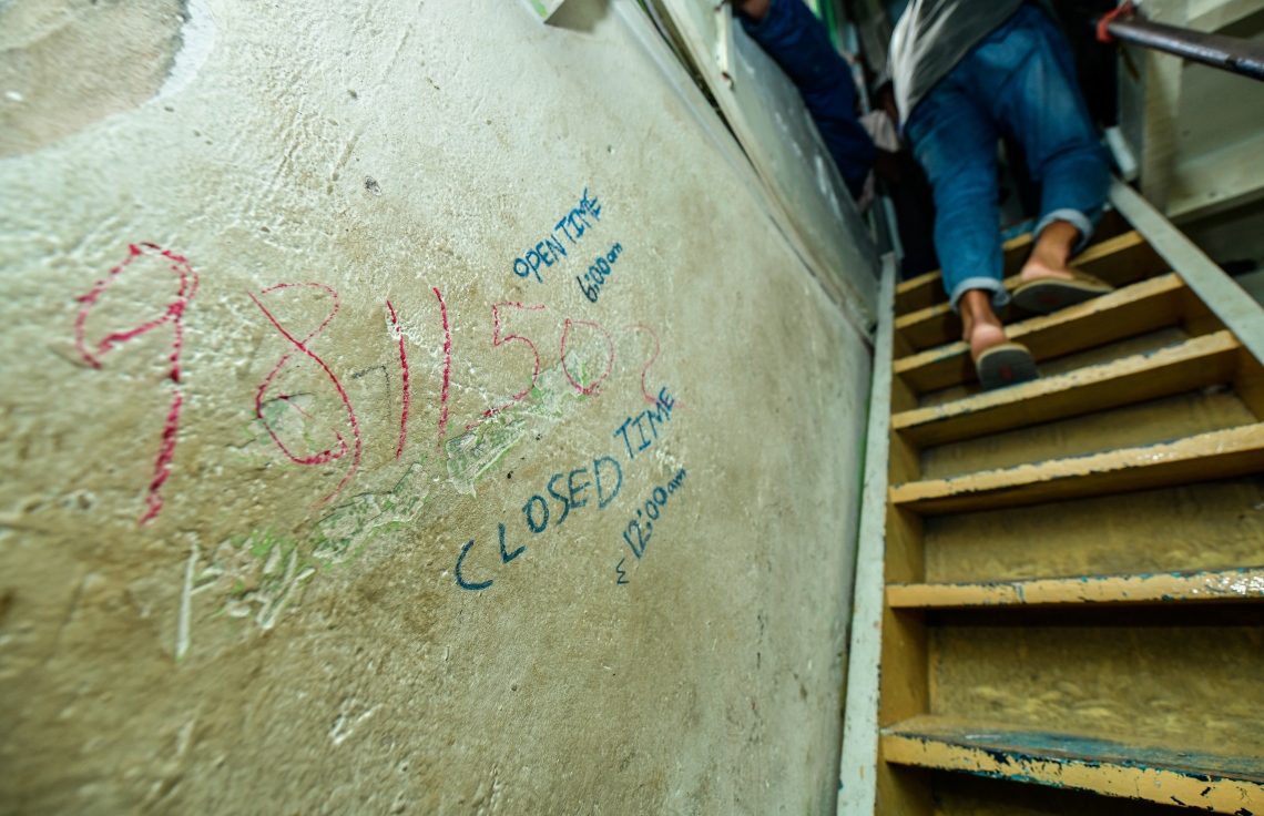 ޑްރަގްސް ވިއްކާ ގެއެއްގެ ފާރުގައި ކުރަހާފައި: އެކަހަލަ ބައެއް ގޭގޭގެ ފާރުތަކުގައި ފުލުހުންނަށް އިންޒާރުދީ ލިޔުންތައް ލިޔެފައި ހުރި