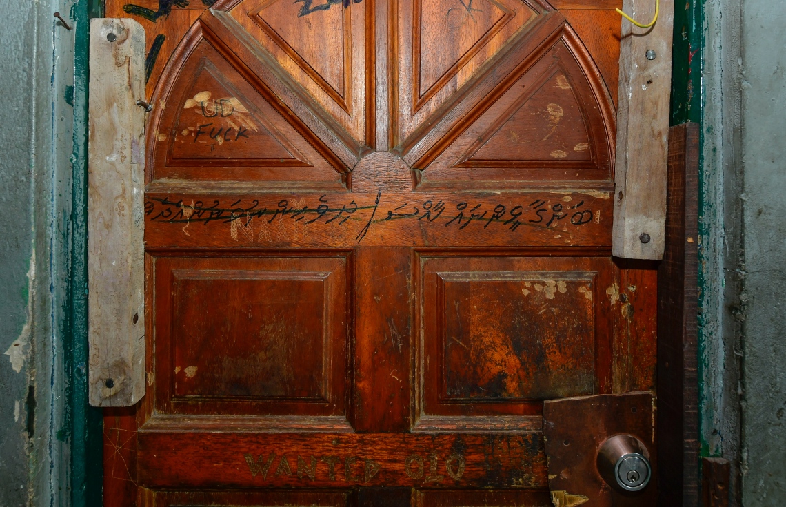 ފުލުހުން ހިންގި ޑްރަގް އޮަޕަރޭޝަންގެ ތެރެއިން އައްޑާއެއްގައި ބަންގްލަދޭޝް މީހުންނަށް ހާއްސަކޮށްފައި ހުރި ކޮޓަރިއެއް: ރާއްޖޭގައި މަސައްކަތް ކުރާ ބިދޭސީން ވެސް ޑްރަގް ނަގަން މިފަދަ އައްޑާތަކަށް ގޮސް އުޅޭކަން ވަނީ ސާބިތުވެފައި ---ފޮޓޯ: ނިޝާން އަލީ/މިހާރު