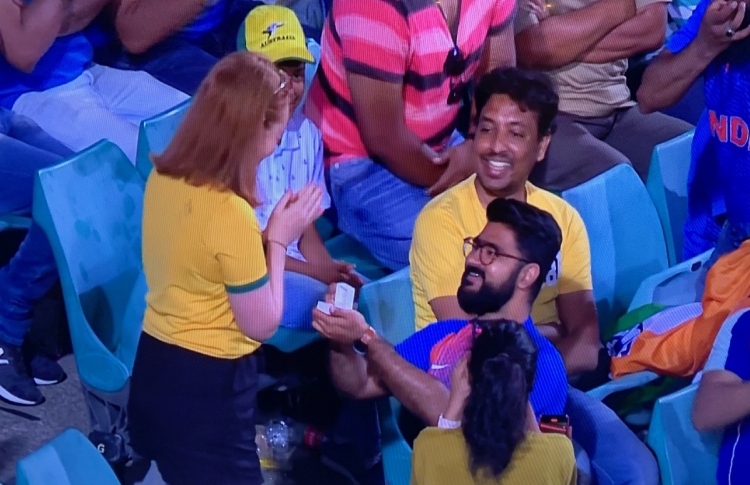 ލޯބިވެރިޔާ އަށް ޕްރޮޕޯޒްކުރީ ކްރިކެޓް މެޗެއްގެ ތެރެއިން