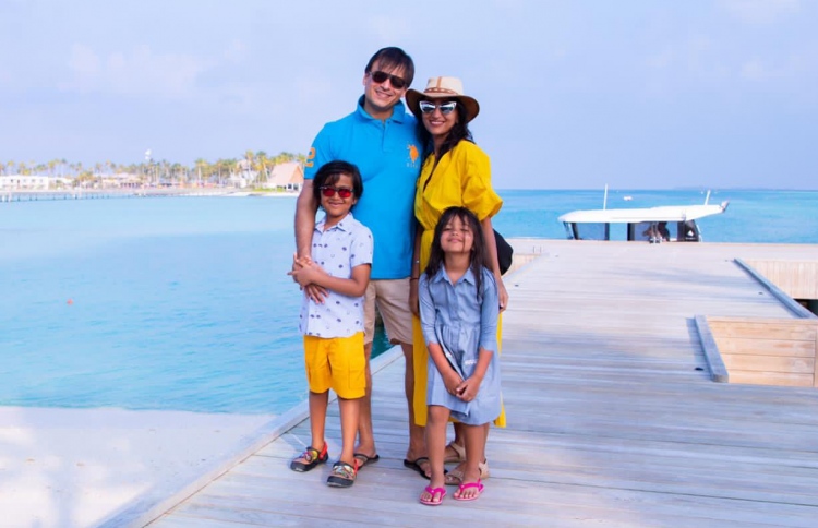 ވިވެކް އާއިލާއާ އެކު ކްރޮސްރޯޑްސްގައި