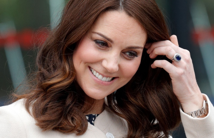 އެންމެ މަގުބޫލު އެންގޭޖްމަންޓް އަނގޮޓި ކޭޓްގެ އަތުގައި