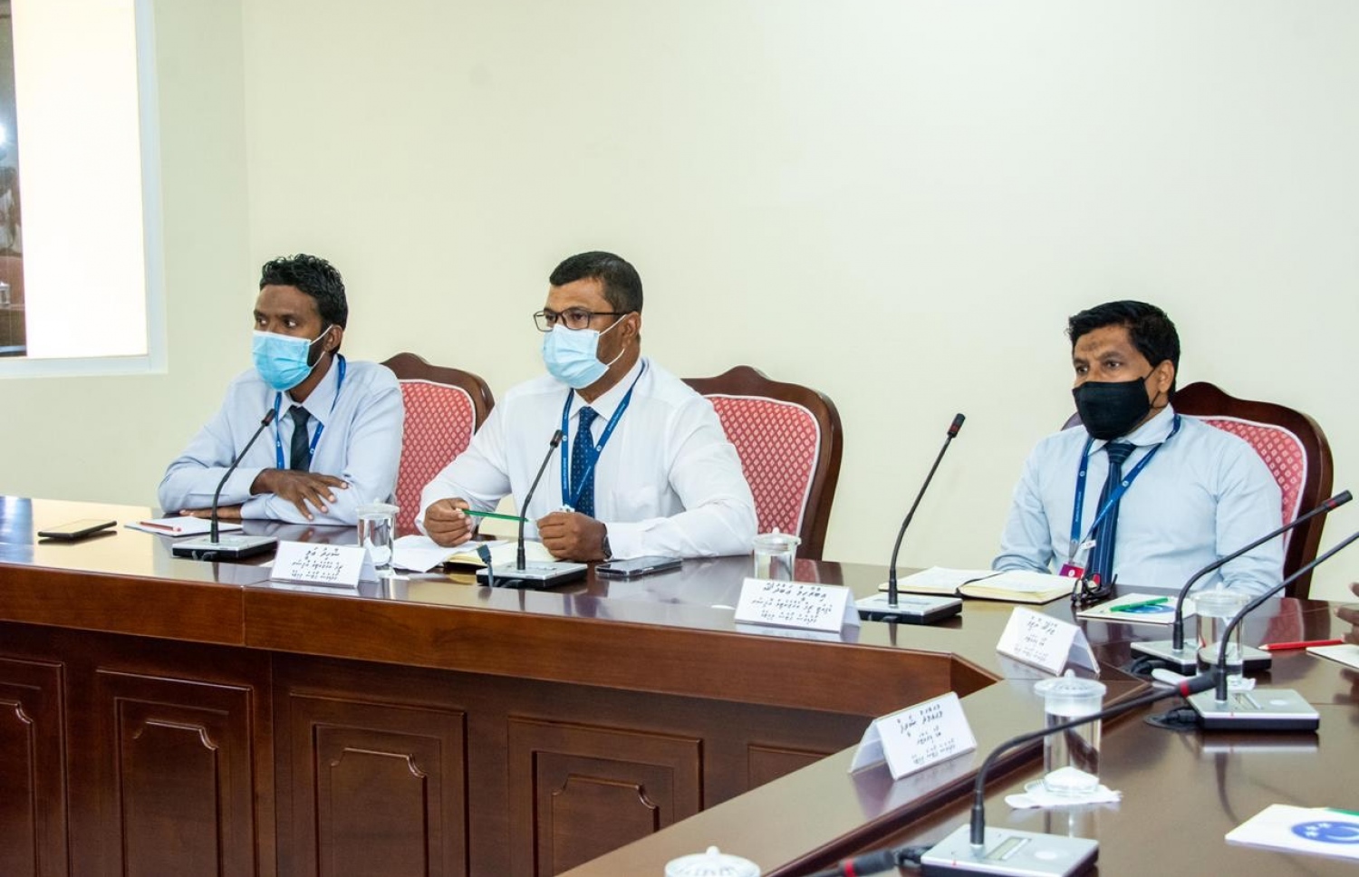 އެމްޕީއެލްގެ އިސް ބޭފުޅުން މަޖިލީހުގެ ކޮމިޓީގައި ވާހަކަ ދައްކަވަނީ -- ފޮޓޯ: އަހުމަދު އަވްޝަން/މިހާރު
