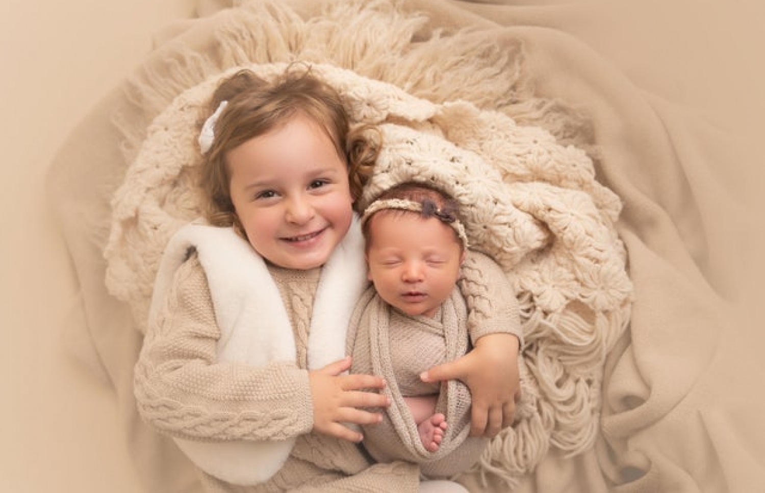 މޮލީ އާއި އެމާ.