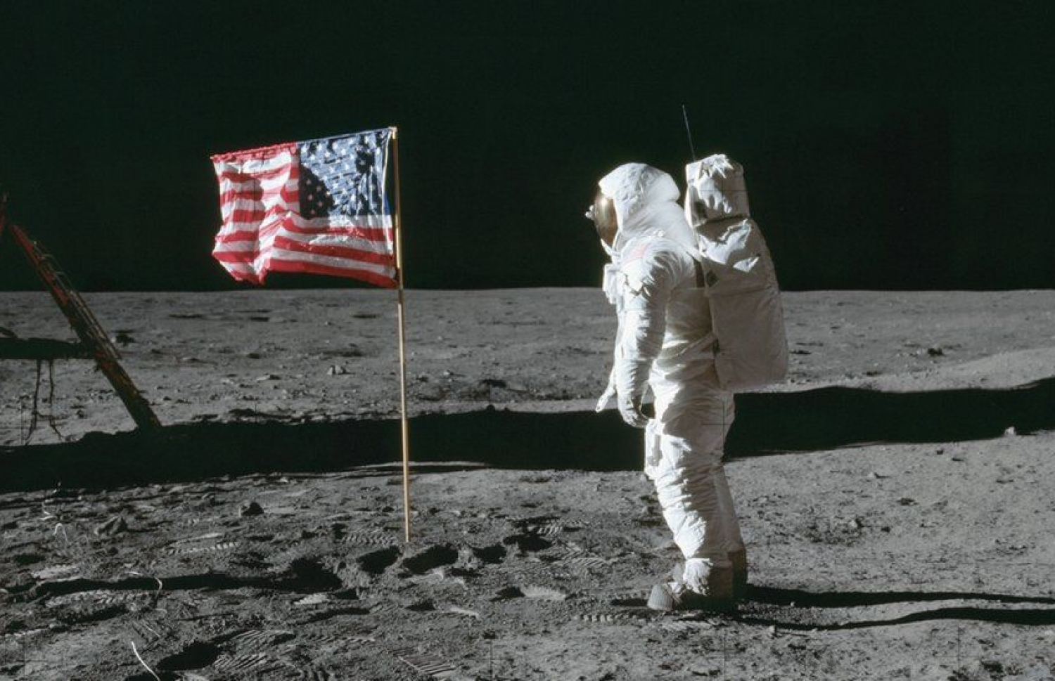 އެޕޯލޯ 11 މިޝަންގައި، 1969 ވަނަ އަހަރު އެސްޓްރޮނޯޓް ބަޒް އަލްޑްރިން ހަނދުގައި އެމެރިކާ ދިދަ ކައިރީގައި. --ފޮޓޯ:ނާސާ