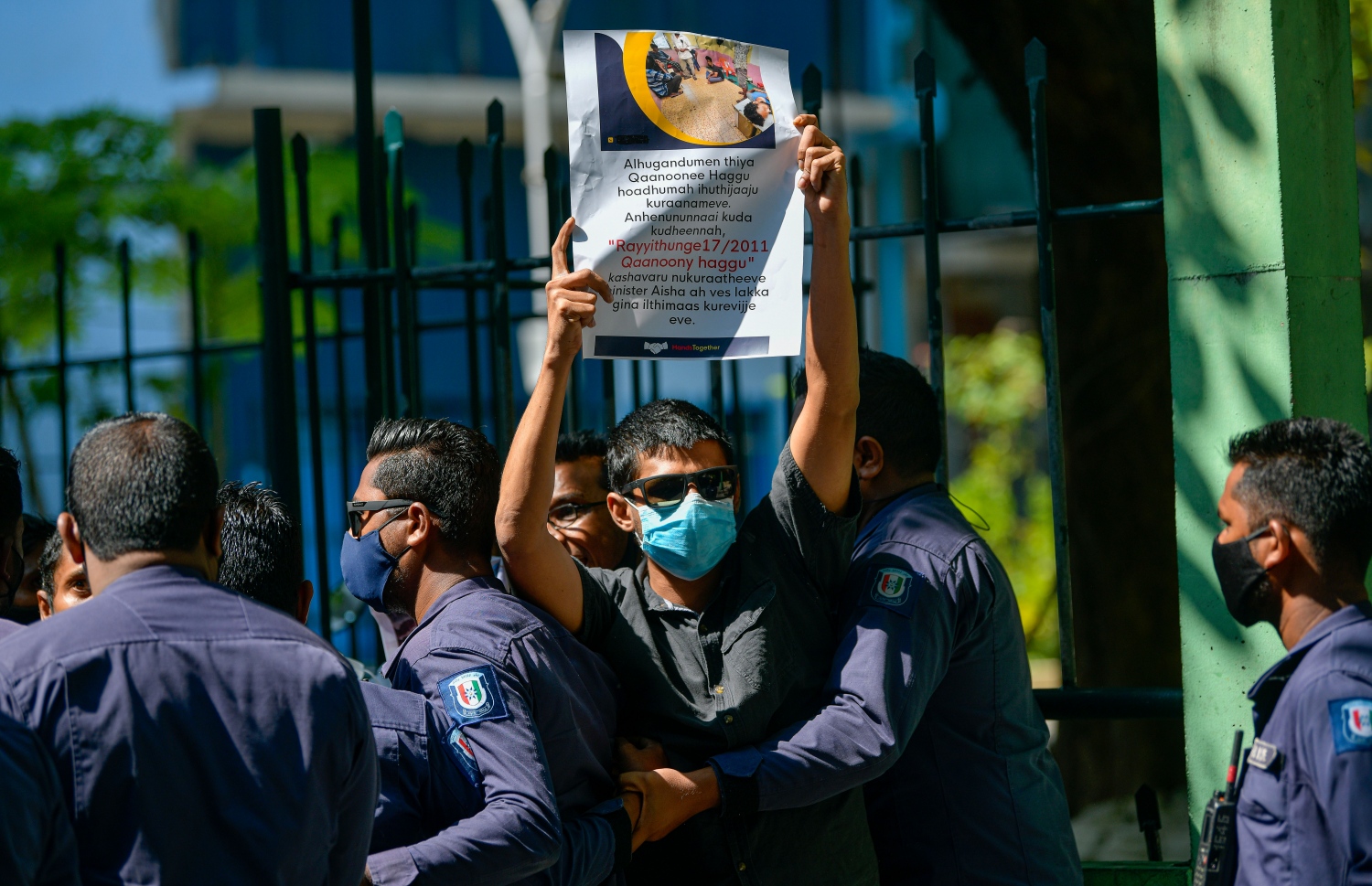 އެންޑީއޭ ރިފޯމްކުރަން ގޮވާލައި އެ އެޖެންސީ ކައިރީގައި މީގެ ކުރިން ބޭއްވި އެއްވުމުގައި ބައިވެރިވި މީހަކު ބޯޑު ހިފައިގެން ޝުއޫރު ފާޅުކުރަނީ.- ފޮޓޯ: އަހުމަދު އަވްޝަން/ މިހާރު