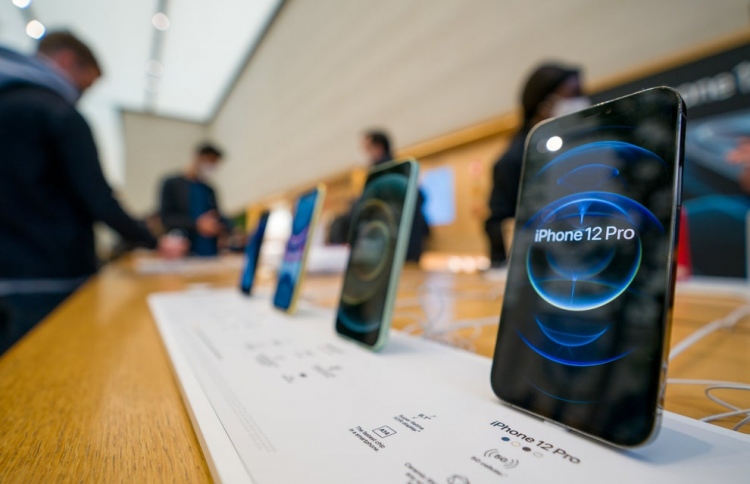 ބްރެޒިލްގައި އައިފޯނު 12 ވިއްކޭނީ ޗާޖަރާ އެކު