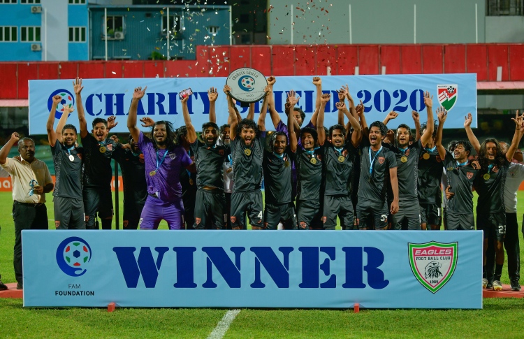 މާޒިޔާ ބަލިކޮށް އީގަލްސް އިން ޝީލްޑް އުފުލާލައިފި