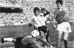 (FILES) In this file photo taken on June 29, 1982 Argentinian goalkeeper Ubaldo Fillol (Bottom) and captain Daniel Passarella (L) prevent Italian striker Paolo Rossi from scoring, during the World Cup second round soccer match between Italy and Argentina in Barcelona. - Paolo Rossi, a hero of Italian football who inspired the national side to victory in the 1982 World Cup, has died aged 64, Italian media reported on December 10, 2020. (Photo by STAFF / AFP)