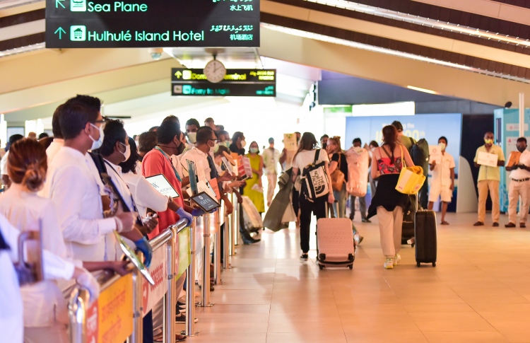 ޓޫރިސްޓެއް ދަބަހުން ވައްކަންކުރިކަމުގެ ތުހުމަތު ކްރޫއަށް