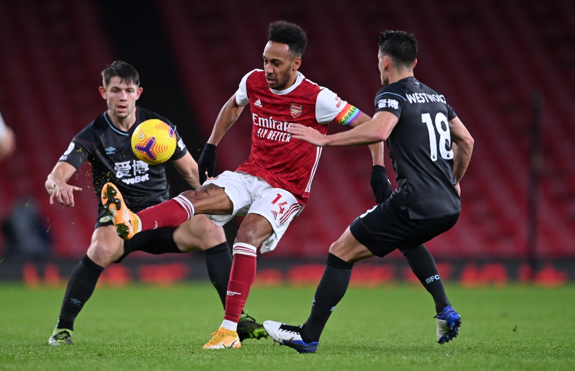 ބާންލީގެ ވެސްޓްވުޑް (ކ) އާއި ޓާކޯސްކީ (ވ) ކައިރިން އާސެނަލްގެ އޮބާމަޔަން ބޯޅަ ހިފައިގެންދަނީ. -- ފޮޓޯ: އޭއެފްޕީ