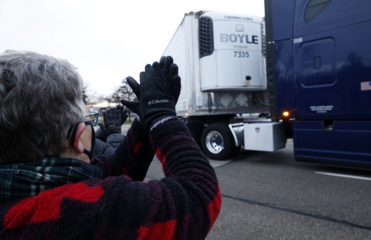 ވައިޓްހައުސްގެ ސްޓާފުންނަށް ކުރިން ވެކްސިން ދޭން ދެކޮޅު