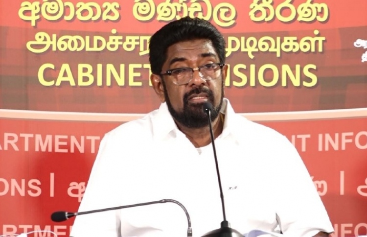 ލަންކާއަށް ފޭކް ބޭސް ގަތް ވަޒީރު ހައްޔަރުކޮށްފި