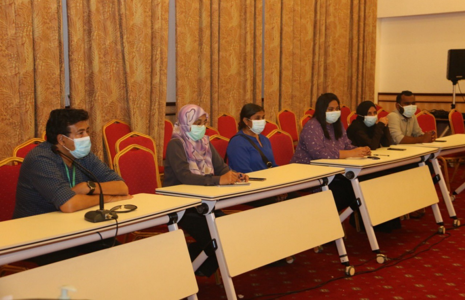 އީސީން އެޗްޕީއޭއާ ބޭއްވި ބައްދަލުވުމުގައި އެ އޮތޯރިޓީގެ ބައެއް ބޭފުޅުން ބައިވެރިވެވަޑައިގަންނަވަނީ. --ފޮޓޯ/އީސީ