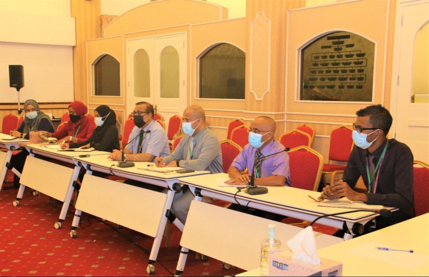 އީސީގެ މެމްބަރުން އިންތިޚާބާ ގުޅޭ ގޮތުން އެޗްޕީއޭގެ އިސް ބޭފުޅުންނާ މަޝްވަރާކުރަނީ. --ފޮޓޯ/އީސީ