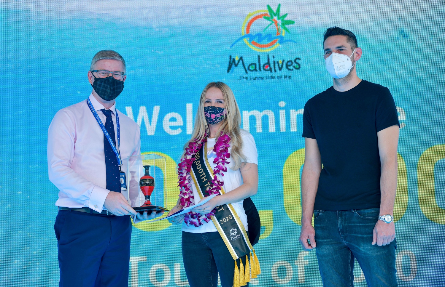 އެމްއޭސީއެލް އިން ފަސް ލައްކަ ވަނަ ޓޫރިސްޓަށް މަރުހަބާ ކިޔަނީ--ފޮޓޯ"އަވްޝަން އިލިޔާސް/މިހާރު