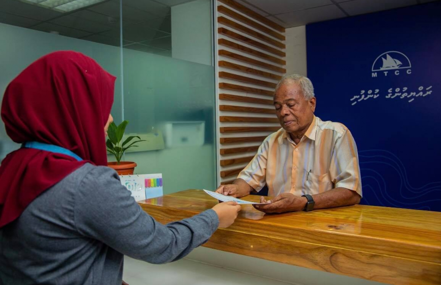 އެމްޓީސީސީގެ ރިސެޕްޝަނުން މީހަކަން ހިދުމަތް ދެނީ -- ފޮޓޯ: އެމްޓީސީސީ