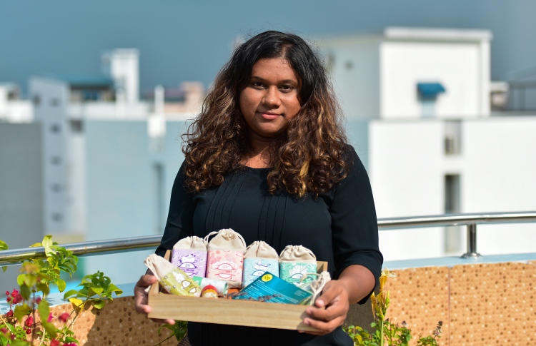 ައަޒްލީނާ، އޯގާގެ ދަށުން އުފައްދާ ބައެއް ތަކެއްޗާއެކު ފޮޓޯއަކަށް ހުއްޓިލައިގެން.-- ފޮޓޯ: އަހުމަދު އަވްޝަން/ މިހާރު