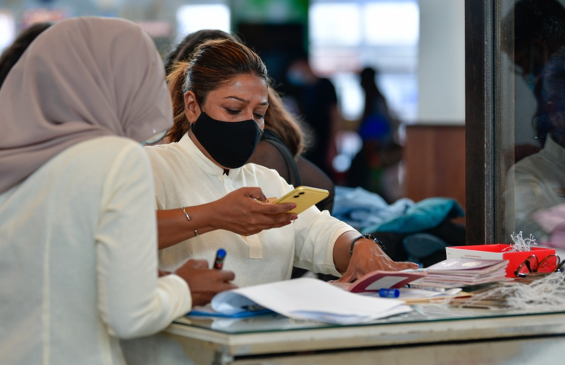 21 ޑިސެމްބަރ 2020: އެއާޕޯޓްގައި މަސައްކަތްކުރާ ރިސޯޓެއްގެ ރެޕަކު މައުލޫމާތުތަކެއް ޗެކްކުރަނީ: ކޮވިޑުން ރާއްޖޭގެ ޓޫރިޒަމަށް ގެނައި ހުއްޓުމަށް ފަހު ރާއްޖެ އަންނަ ޓޫރިސްޓުންގެ އަދަދު ވަރަށް ބޮޑުތަން ވަނީ އިތުރުވެފައި --.ފޮޓޯ:ނިޝާން އަލީ/މިހާރު