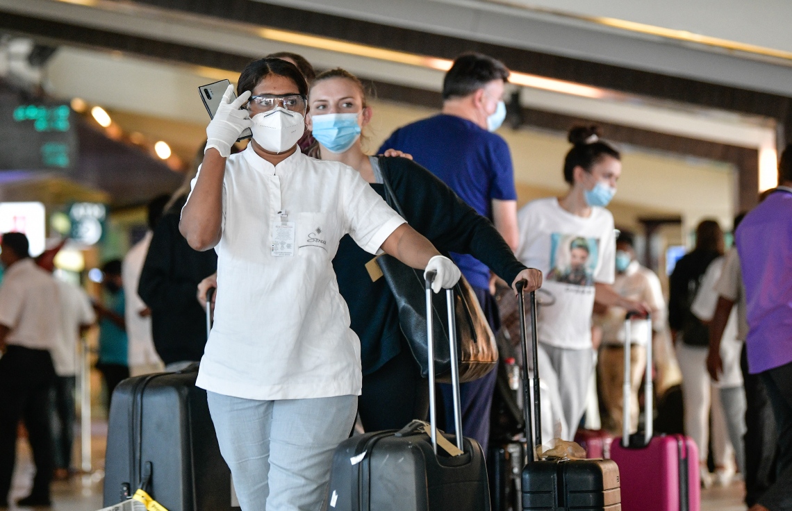 21 ޑިސެމްބަރ 2020: ރިސޯޓެއްގެ އަންހެން ރެޕަކު ޓޫރިސްޓުން ގޮވައިގެން އެއާޕޯޓުން ނުކުންނަން ދަނީ: ކޮވިޑްގެ އުނދަގޫ މަރުހަލާއަށް ފަހު ޓޫރިޒަމް އަނެއްކާވެސް ދިރި، އެއާޕޯޓުން ފެންނަނީ ބިޒީކޮށް އުޅޭ އެކި މުވައްޒަފުން --ފޮޓޯ:ނިޝާން އަލީ/މިހާރު