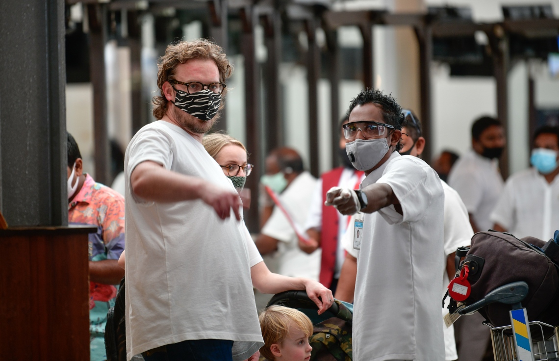 21 ޑިސެމްބަރ 2020: ޓޫރިސްޓުން ޓާމިނަލުން ނުކުތުމުން ފުރަތަމަ ބައްދަލުކުރާ ރެޕުންނަކީ ޓޫރިޒަމްގެ ވަރަށް މުހިންމު ބައެއް. ކޮވިޑަށް ފަހު މިއީ އަނެއްކާވެސް އެއާޕޯޓަށް ބިޒީ ދުވަސްކޮޅެއް --.ފޮޓޯ:ނިޝާން އަލީ/މިހާރު