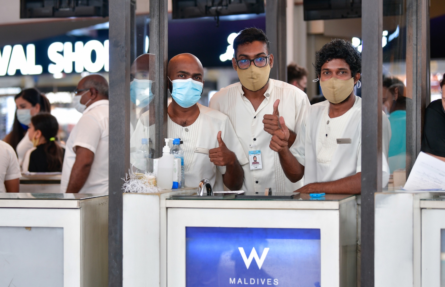 އެއާޕޯޓް ރެޕުންތަކެއް އުފާވެރިކަމާ އެކު: ވަޒީފާއަށް ބުރޫއެރި ދުވަސްތަކަކަށް ފަހު، ކަންކަން ހަމަޔަކަށް އެޅިދާނެކަމުގެ އުއްމީދު މިހާރު ވަނީ ބޮޑުވެފައި --.ފޮޓޯ:ނިޝާން އަލީ/މިހާރު