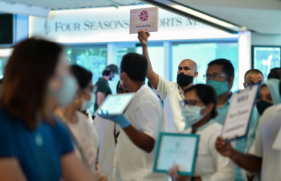 21 ޑިސެމްބަރ 2020: އެއާޕޯޓް ރެޕުން ޓޫރިސްޓުންގެ އިންތިޒާރުގައި: ކޮވިޑްގެ ބަލިމަޑުކަމުގައި ހުއްޓުނު ރާއްޖޭގެ ޓޫރިޒަމް ރަނގަޅުވެ، ދުވާލަކު އަންނަ ޓޫރިސްޓުންގެ އަދަދު މި ދުވަސްކޮޅު އެތައް ހާހަކުން ގުނާލެވޭ --.ފޮޓޯ:ނިޝާން އަލީ/މިހާރު