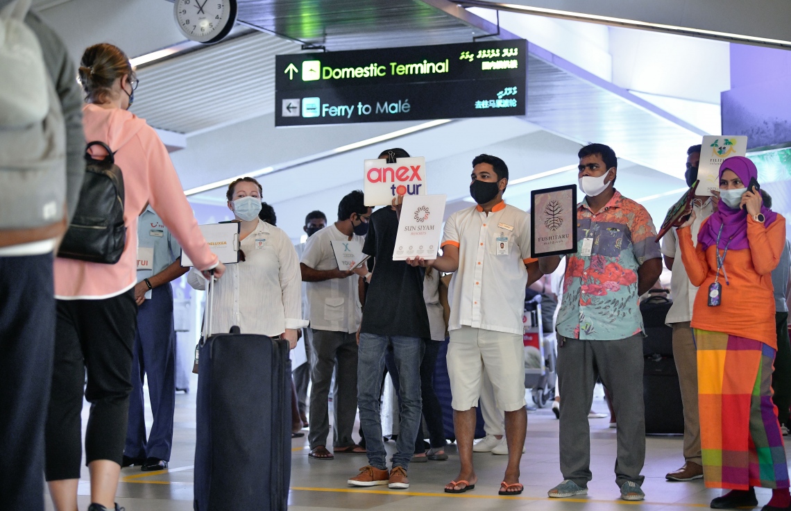 21 ޑިސެމްބަރ 2020: ޓޫރިސްޓުން އަންނަ ރިސޯޓް ނުވަތަ ގެސްޓްހައުސްގެ ނަން އެނގޭ ގޮތަށް ރެޕުން ނަން ބޯޑުތައް ހިފަހައްޓައިގެން: ކޮވިޑަށް ފަހު ރާއްޖޭގެ ޓޫރިޒަމަށް ވަރަށް ބޮޑު ދިރުމެއް މިހާރު ވަނީ އަންނަން ފަށާފައި --.ފޮޓޯ:ނިޝާން އަލީ/މިހާރު