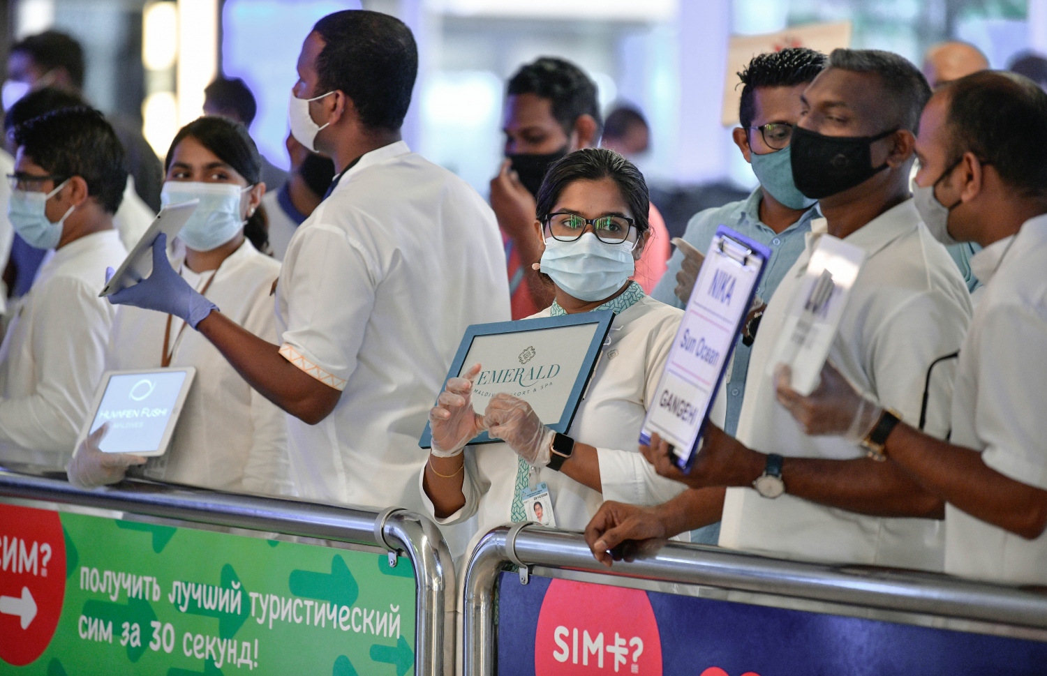 ވެލާނާ އިންޓަނޭޝަނަލް އެއާޕޯޓްގައި ރިސޯޓްތަކާއި ގެސްޓްހައުސްތަކުގެ ރެޕުން، ޓޫރިސްޓުންނަށް މަރުހަބާ ކިޔަން މަޑުކޮށްލައިގެން: އިގުތިސާދު ރަނގަޅުވެ، ވަޒީފާތައް އުފެދޭނެކަމުގެ އުއްމީދު ބޮޑު --.ފޮޓޯ:ނިޝާން އަލީ/މިހާރު