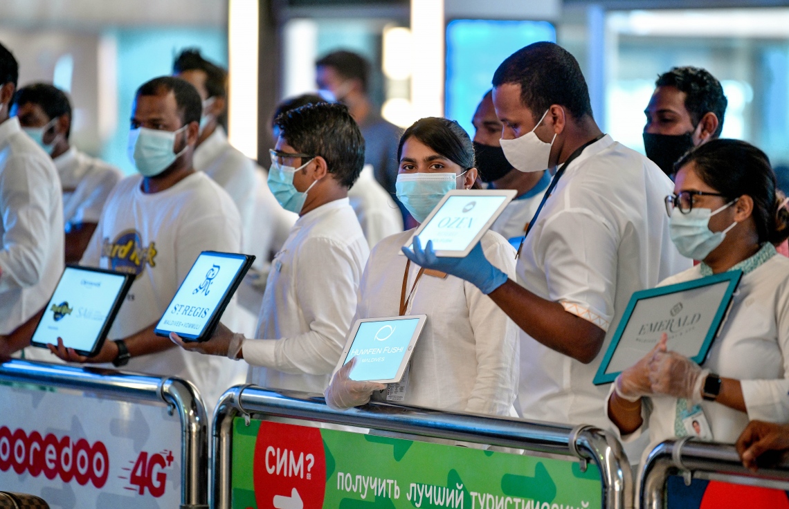 21 ޑިސެމްބަރ 2020: އެއާޕޯޓުގެ ރެޕުން ގެސްޓުންނަށް މަރުހަބާ ކިޔަނީ ، ކޮވިޑާ ގުޅިގެން ހުއްޓިފައި އޮތް ޓޫރިޒަމް ލަފާކުރި ވަރަށް ވުރެ އަވަހަށް ރަނގަޅުވެ، ދުވަހުން ދުވަހަށް ރާއްޖެ އަންނަ ޓޫރިސްޓުންގެ އަދަދު އަންނަނީ މައްޗަށް އަރަމުން--.ފޮޓޯ:ނިޝާން އަލީ/މިހާރު