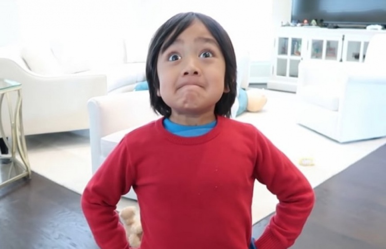 ޔޫޓިއުބްގެ އެންމެ ބޮޑު އާމްދަނީ 9 އަހަރުގެ ރަޔަންއަށް