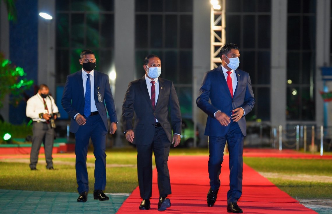 މާލެ: ޑިސެމްބަރު 26، 2020- މި އަހަރުގެ ގައުމީ އިނާމު ދިނުމަށް ޖުމްހޫރީ މައިދާނުގައި ބޭއްވި ޖަލްސާ އަށް ނައިބު ރައީސް ފައިސަލް ނަސީމް ވަޑައިގަތުމުން ހޯމް މިނިސްޓަރު އިމްރާން އަބްދުﷲ މަރުހަބާ ދަންނަވަނީ.---ފޮޓޯ: ރައީސް އޮފީސް