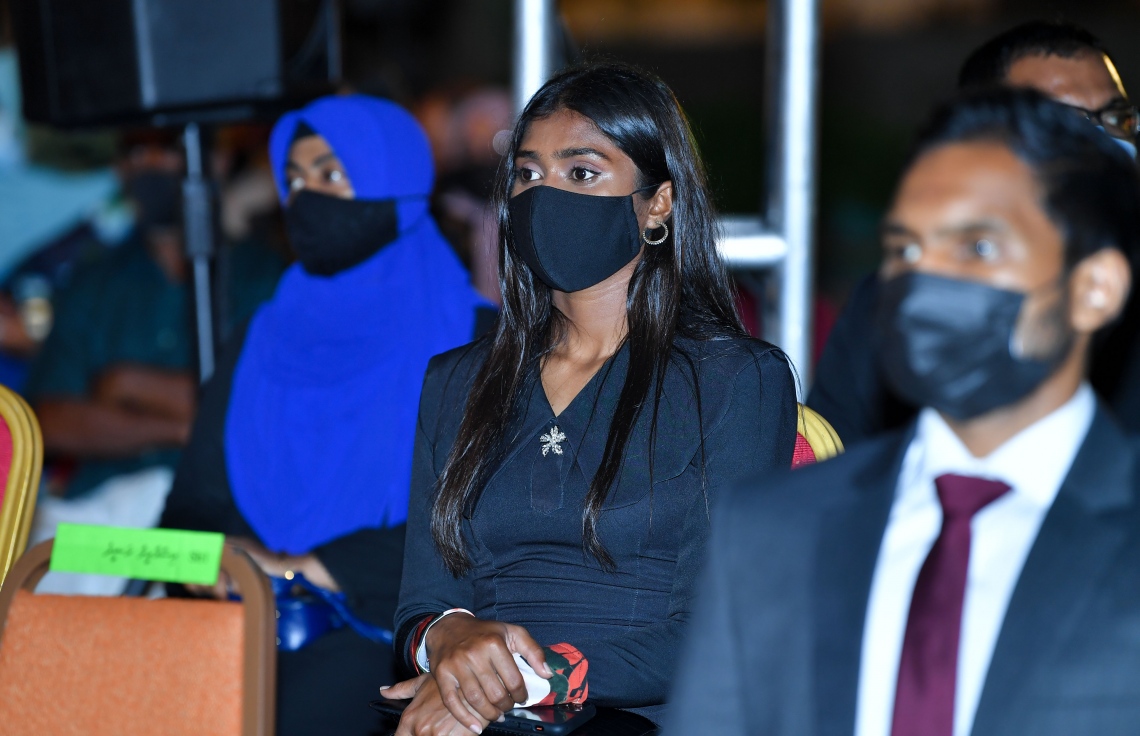 މާލެ: ޑިސެމްބަރު 26، 2020- މި އަހަރުގެ ގައުމީ އިނާމު ދިނުމަށް ޖުމްހޫރީ މައިދާނުގައި ބޭއްވި ޖަލްސާގެ ތެރެއިން: މި އަހަރު ވަނީ ޝަރަފުވެރިކަމުގެ ގައުމީ އިނާމު މި އަހަރު 14 ބޭފުޅަކަށް، އާންމު ޚިދުމަތުގެ އިނާމު 24 ބޭފުޅަކަށް ދީފައިވޭ. އަދި ދިވެހި ދައުލަތުގެ އިއްޒަތް ކުޅިވަރު ތަރި އިބްރާހިމް އިސްމާއިލާއި ބްރޯޑްކާސްޓިން ދާއިރާގައި ގިނަ ދުވަސްތަކެއް ވަންދެން މަސައްކަތް ކުރެއްވި ބަދުރުއްނަސީރަށް ރައީސް އިބްރާހިމް މުހައްމަދު ސޯލިހު ދެއްވި.---ފޮޓޯތައް: ރައީސް އޮފީސް