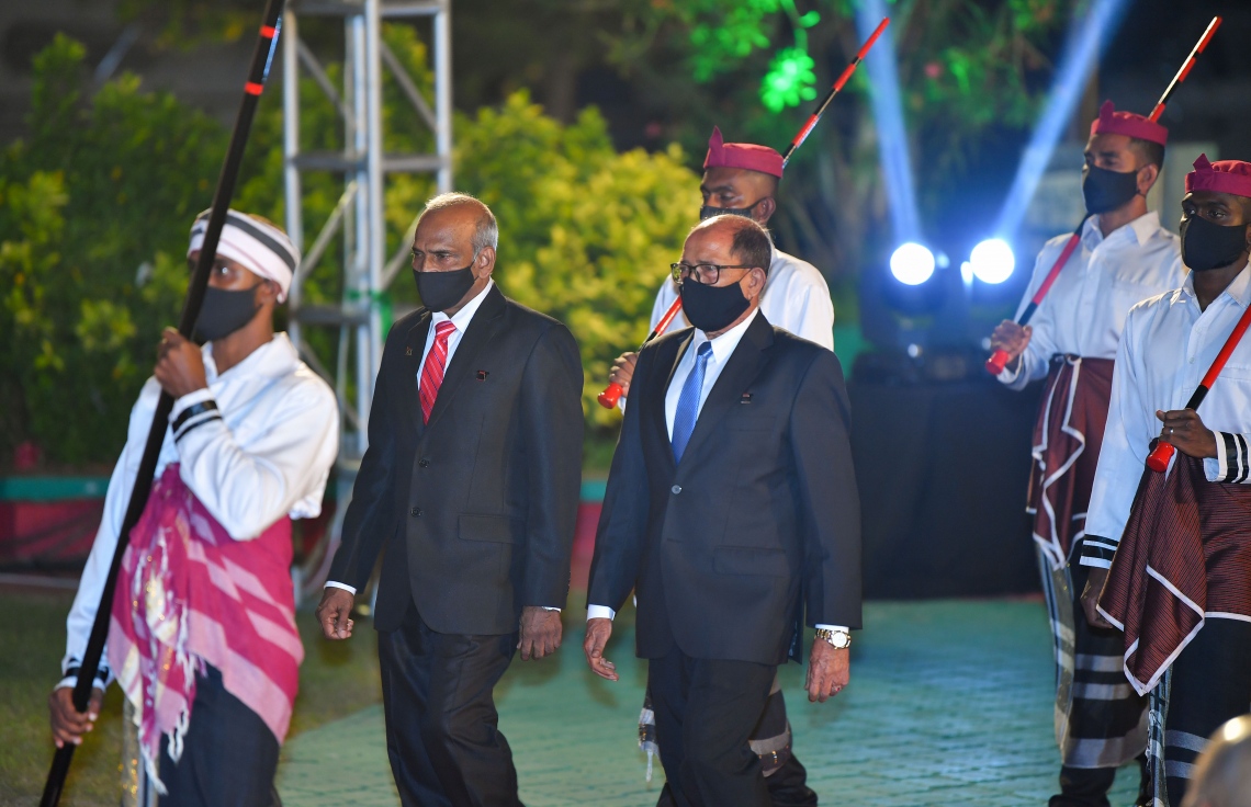 މާލެ: ޑިސެމްބަރު 26، 2020- މި އަހަރުގެ ގައުމީ އިނާމު ދިނުމަށް ޖުމްހޫރީ މައިދާނުގައި ބޭއްވި ޖަލްސާގައި، ދިވެހި ދައުލަތުގެ އިއްޒަތް އެރުވި ބަދުރުއްނަސީރާއި އިބްރާހިމް އިސްމާއިލް އެ އިއްޒަތުގެ ލިޔުމާ ހަވާލުވެވަޑައިގަތުމަށް ސްޓޭޖަށް ވަޑައިގަންނަވަނީ---ފޮޓޯ: ރައީސް އޮފީސް