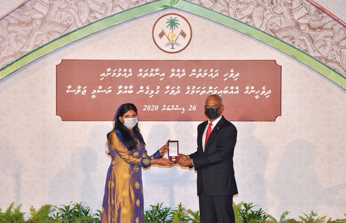 މާލެ: ޑިސެމްބަރު 26، 2020- މި އަހަރުގެ ގައުމީ އިނާމު ދިނުމަށް ޖުމްހޫރީ މައިދާނުގައި ބޭއްވި ޖަލްސާގައި، ރައީސް އިބްރާހިމް މުހައްމަދު ސޯލިހު އިނާމު ދެއްވަނީ.---ފޮޓޯ: ރައީސް އޮފީސް