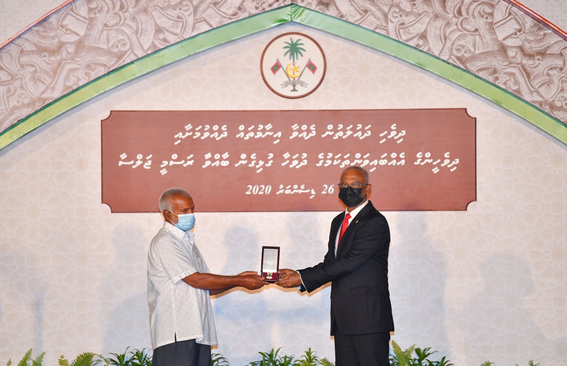 މާލެ: ޑިސެމްބަރު 26، 2020- މި އަހަރުގެ ގައުމީ އިނާމު ދިނުމަށް ޖުމްހޫރީ މައިދާނުގައި ބޭއްވި ޖަލްސާގައި، ރައީސް އިބްރާހިމް މުހައްމަދު ސޯލިހު އިނާމު ދެއްވަނީ.---ފޮޓޯ: ރައީސް އޮފީސް