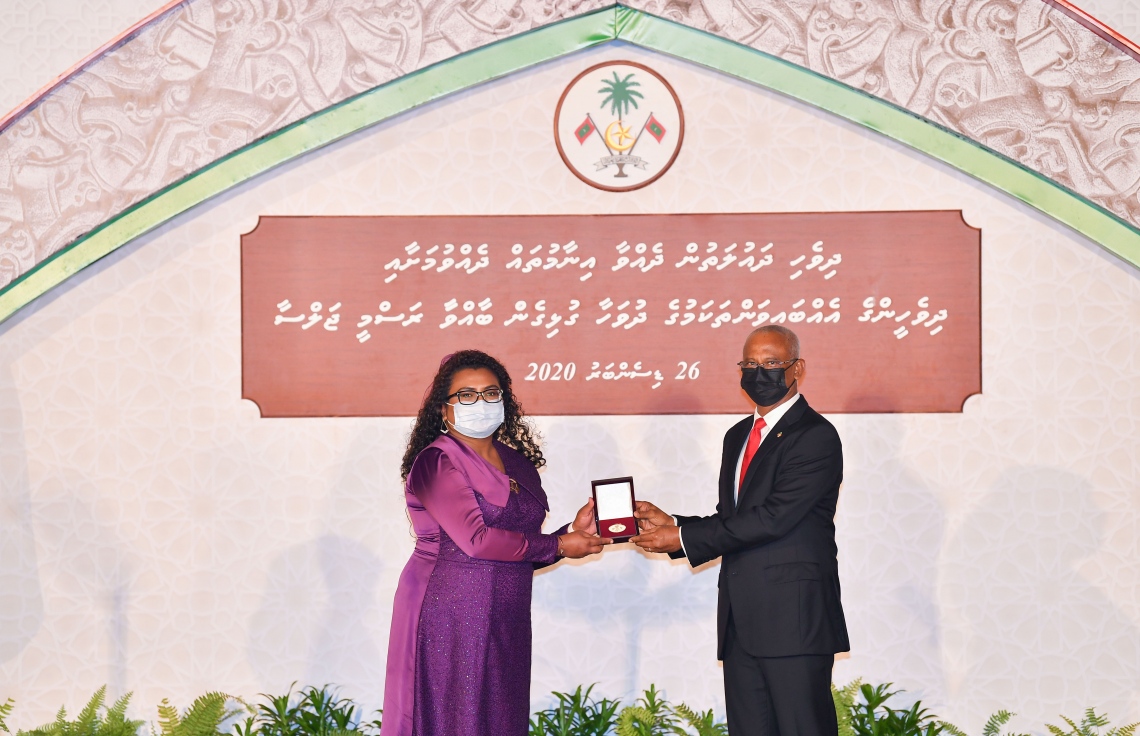 މާލެ: ޑިސެމްބަރު 26، 2020- މި އަހަރުގެ ގައުމީ އިނާމު ދިނުމަށް ޖުމްހޫރީ މައިދާނުގައި ބޭއްވި ޖަލްސާގައި، ރައީސް އިބްރާހިމް މުހައްމަދު ސޯލިހު އިނާމު ދެއްވަނީ.---ފޮޓޯ: ރައީސް އޮފީސް