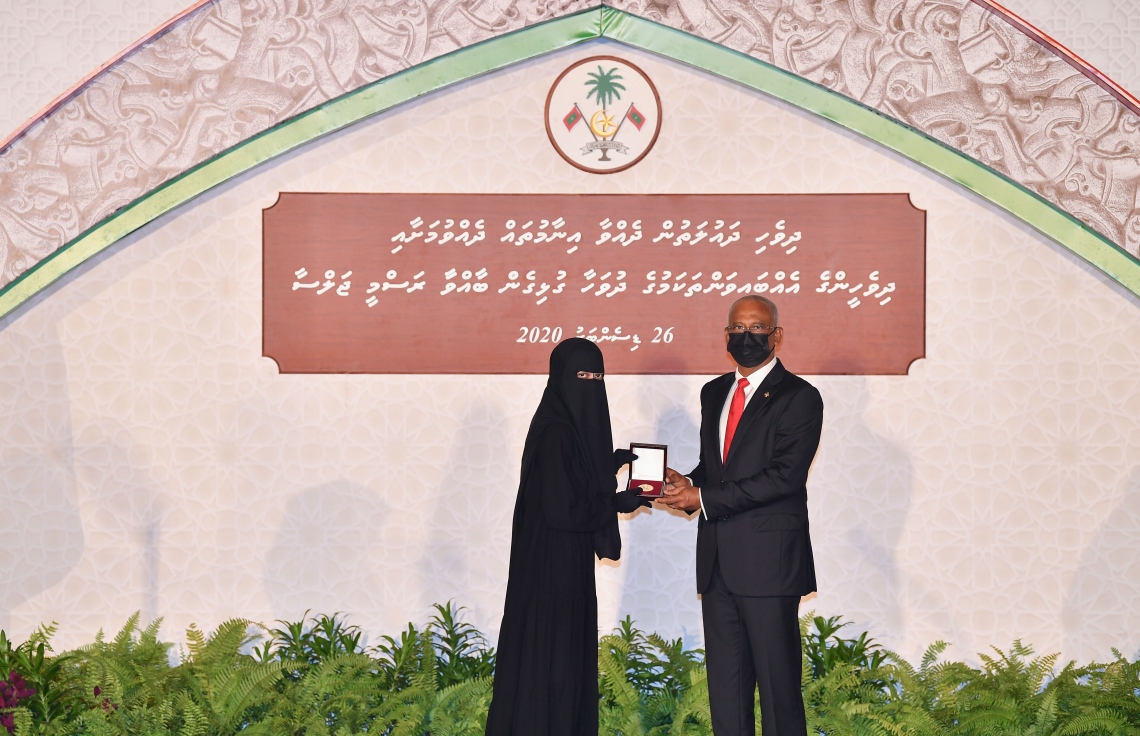 މާލެ: ޑިސެމްބަރު 26، 2020- މި އަހަރުގެ ގައުމީ އިނާމު ދިނުމަށް ޖުމްހޫރީ މައިދާނުގައި ބޭއްވި ޖަލްސާގައި، ރައީސް އިބްރާހިމް މުހައްމަދު ސޯލިހު އިނާމު ދެއްވަނީ.---ފޮޓޯ: ރައީސް އޮފީސް