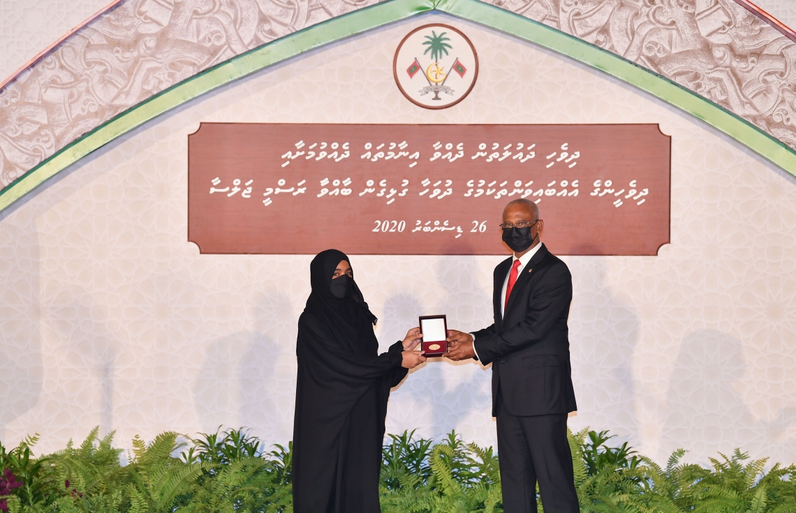 މާލެ: ޑިސެމްބަރު 26، 2020- މި އަހަރުގެ ގައުމީ އިނާމު ދިނުމަށް ޖުމްހޫރީ މައިދާނުގައި ބޭއްވި ޖަލްސާގައި، ރައީސް އިބްރާހިމް މުހައްމަދު ސޯލިހު އިނާމު ދެއްވަނީ.---ފޮޓޯ: ރައީސް އޮފީސް