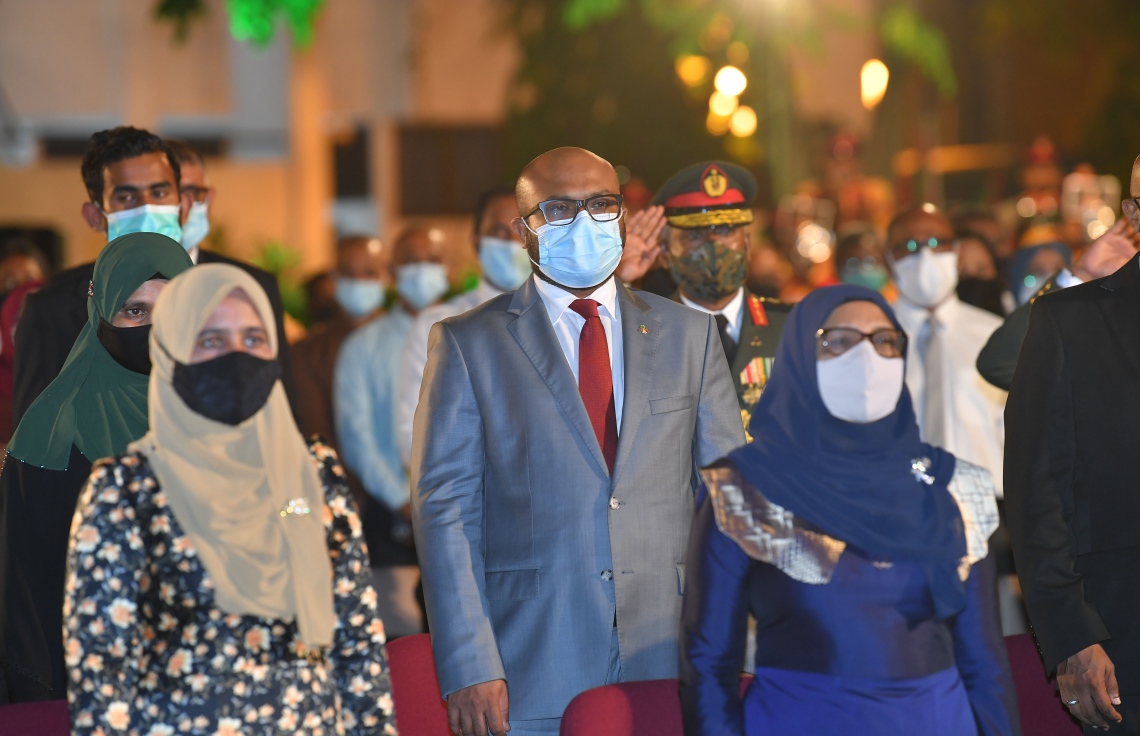 މާލެ: ޑިސެމްބަރު 26، 2020- މި އަހަރުގެ ގައުމީ އިނާމު ދިނުމަށް ޖުމްހޫރީ މައިދާނުގައި ބޭއްވި ޖަލްސާގެ ތެރެއިން: މި އަހަރު ވަނީ ޝަރަފުވެރިކަމުގެ ގައުމީ އިނާމު މި އަހަރު 14 ބޭފުޅަކަށް، އާންމު ޚިދުމަތުގެ އިނާމު 24 ބޭފުޅަކަށް ދީފައިވޭ. އަދި ދިވެހި ދައުލަތުގެ އިއްޒަތް ކުޅިވަރު ތަރި އިބްރާހިމް އިސްމާއިލާއި ބްރޯޑްކާސްޓިން ދާއިރާގައި ގިނަ ދުވަސްތަކެއް ވަންދެން މަސައްކަތް ކުރެއްވި ބަދުރުއްނަސީރަށް ރައީސް އިބްރާހިމް މުހައްމަދު ސޯލިހު ދެއްވި.---ފޮޓޯތައް: ރައީސް އޮފީސް