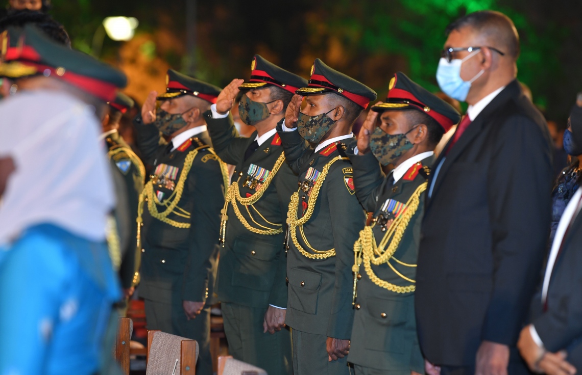 މާލެ: ޑިސެމްބަރު 26، 2020- މި އަހަރުގެ ގައުމީ އިނާމު ދިނުމަށް ޖުމްހޫރީ މައިދާނުގައި ބޭއްވި ޖަލްސާގެ ތެރެއިން: މި އަހަރު ވަނީ ޝަރަފުވެރިކަމުގެ ގައުމީ އިނާމު މި އަހަރު 14 ބޭފުޅަކަށް، އާންމު ޚިދުމަތުގެ އިނާމު 24 ބޭފުޅަކަށް ދީފައިވޭ. އަދި ދިވެހި ދައުލަތުގެ އިއްޒަތް ކުޅިވަރު ތަރި އިބްރާހިމް އިސްމާއިލާއި ބްރޯޑްކާސްޓިން ދާއިރާގައި ގިނަ ދުވަސްތަކެއް ވަންދެން މަސައްކަތް ކުރެއްވި ބަދުރުއްނަސީރަށް ރައީސް އިބްރާހިމް މުހައްމަދު ސޯލިހު ދެއްވި.---ފޮޓޯތައް: ރައީސް އޮފީސް