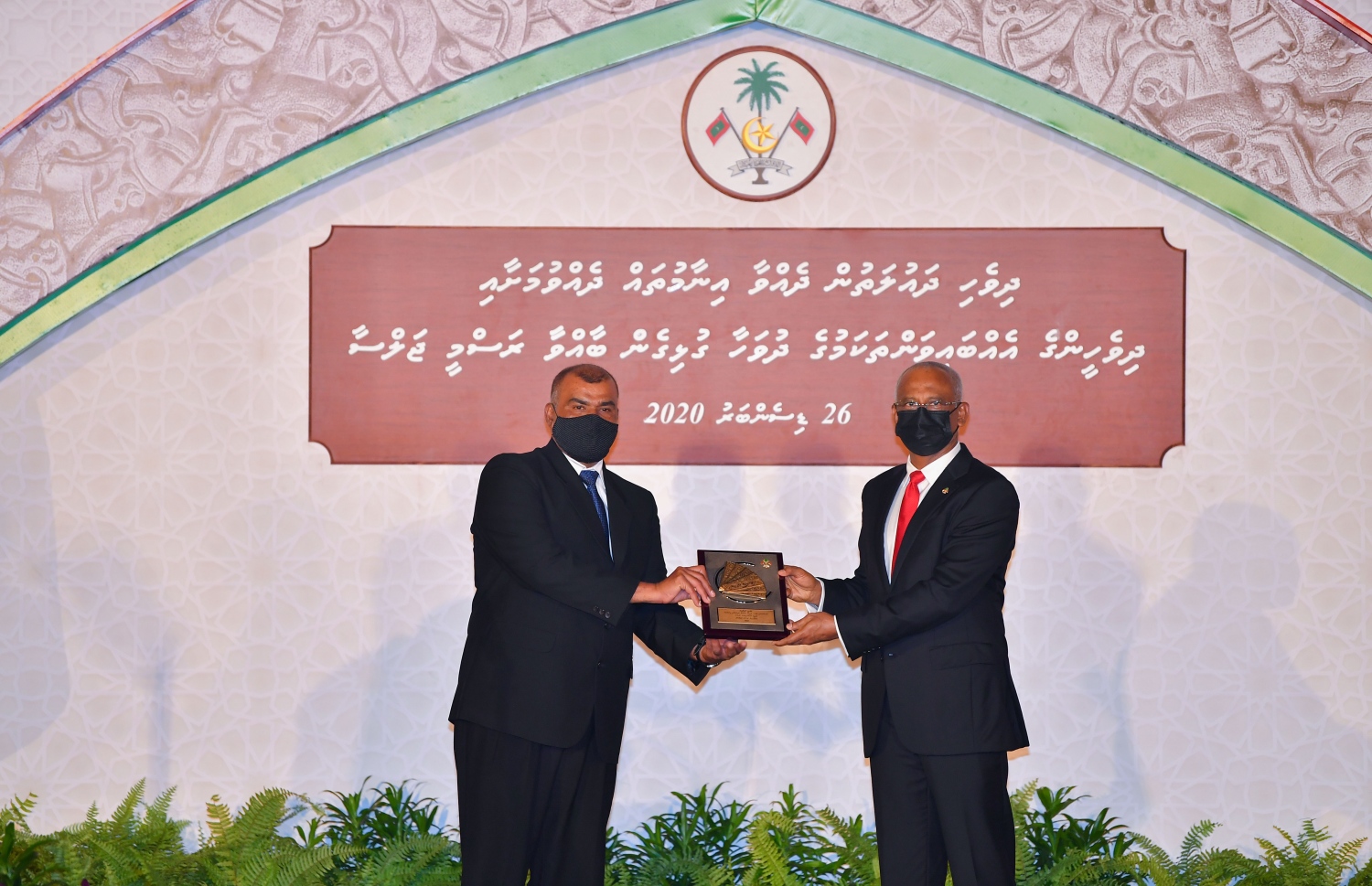 ރައީސް އިބްރާހިމް މުހައްމަދު ސޯލިހު، ޖޭއެސްގެ ޕްރިންސިޕަލް ހަސަން މުހައްމަދަށް، ތައުލީމުގެ ރޮނގުން ހާސިލްކުރެއްވި ގައުމީ އިނާމު ރޭ ހަވާލުކުރައްވަނީ.-- ފޮޓޯ: ރައީސް އޮފީސް