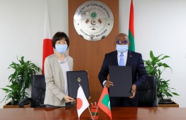 Japanese Ambassador Keiko Yanai (L) and Foreign Minister Abdulla Shahid sign Exchange of Notes on the G-20 DSSI between Maldives and Japan. PHOTO/FOREIGN MINISTRY