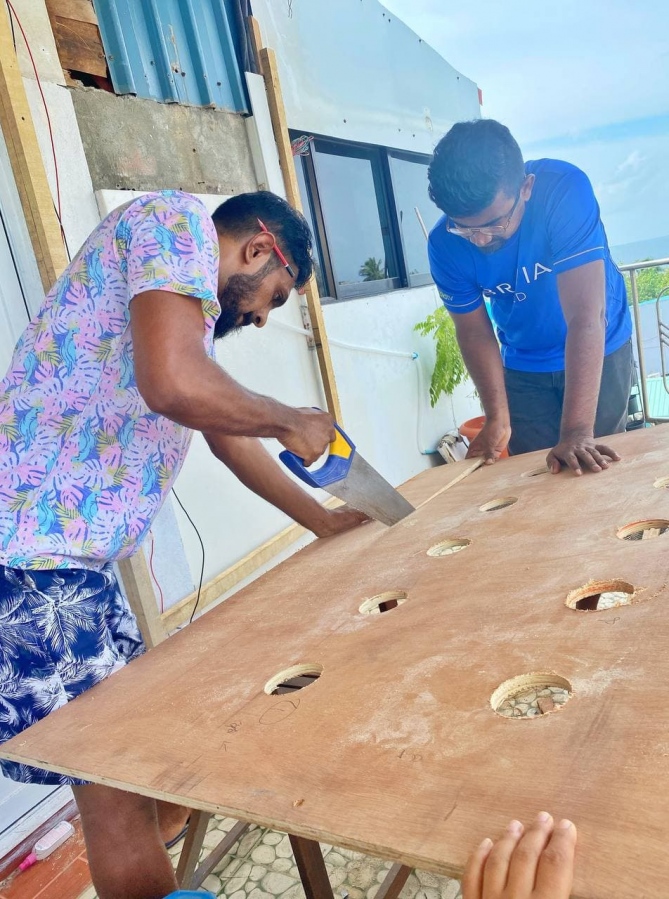 އައްޒަގެ އެޕާޓްމަންޓްގެ ޓެރަސް ރިނޮވޭޓްކުރުމުގެ މަސައްކަތް މުއާ ކުރަނީ؛ ހުރިހާ މަސައްކަތެއްހެން މުއާ ކުރީ އަމިއްލަ އަތުން.-- ފޮޓޯ: މުއާއްޒަ