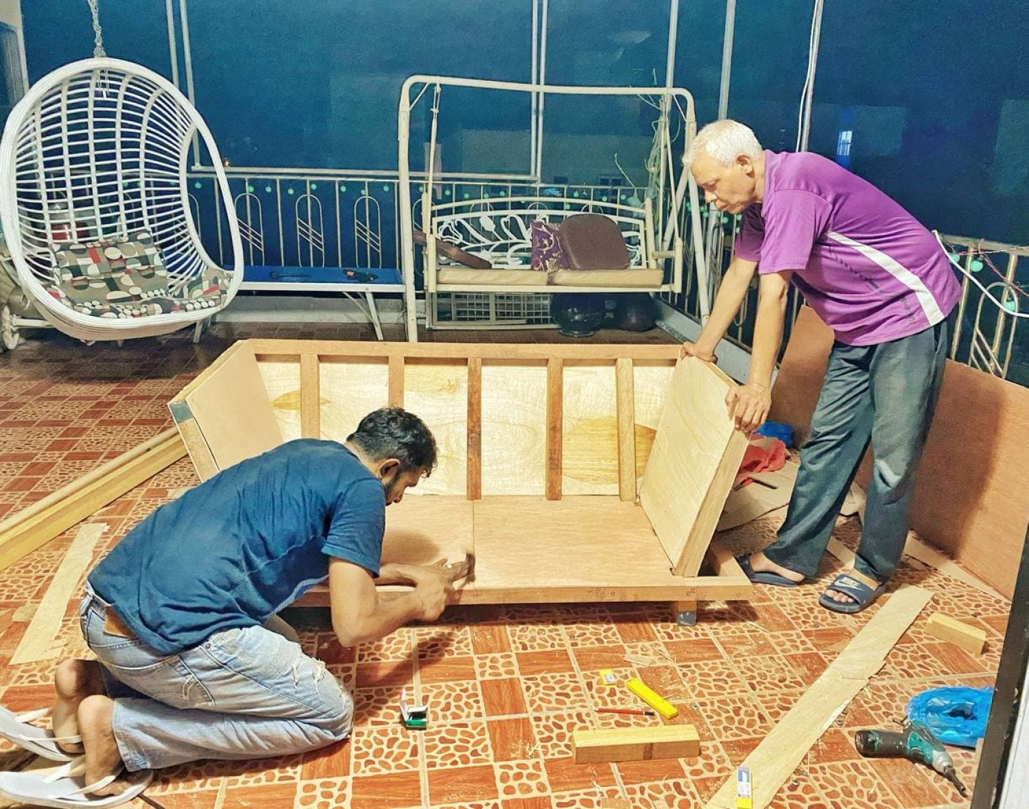 އައްޒަގެ އެޕާޓްމަންޓަށް މުއާ އާއި އައްޒަގެ ބައްޕަ ސޯފާއެއް ހަދަނީ.-- ފޮޓޯ: މުއާއްޒަ