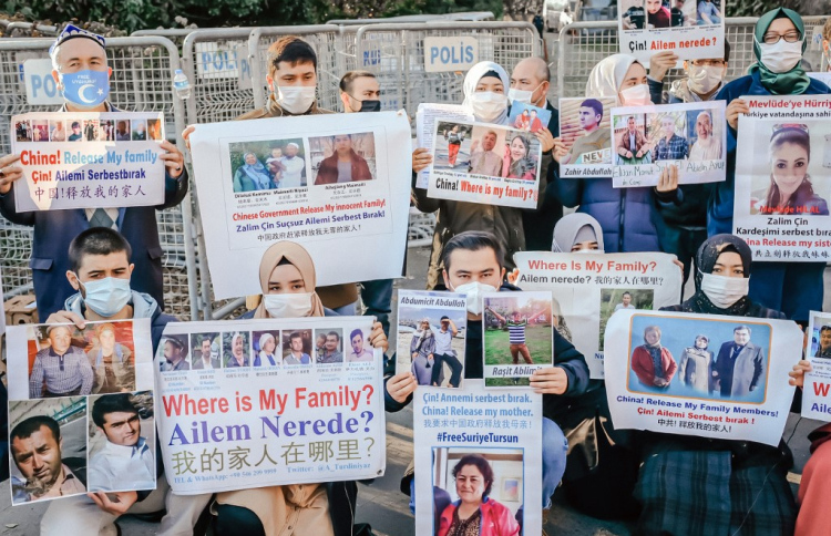 ވީގޫރުން ޑީޕޯޓްކުރި އޮފިޝަލުންނަށް އެމެރިކާއަށް ނޭރޭނެ