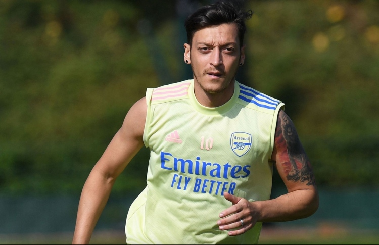 އޮޒިލް ޓީމަށް ނަގަން އާސެނަލް ކުޅުންތެރިން އެދެނީ