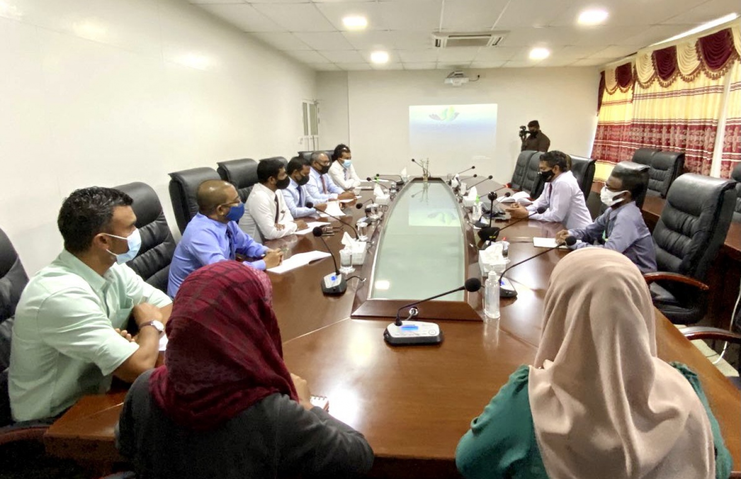 ފްލައިން ސްކޫލުގެ މައްސަލައިގައި، އައްޑޫ ސިޓީ ކައުންސިލްގެ އިސްވެރިންނާ މަޖިލީހުގެ ކޮމިޓީން ބައްދަލުކުރައްވަނީ.- ފޮޓޯ: މަޖިލިސް